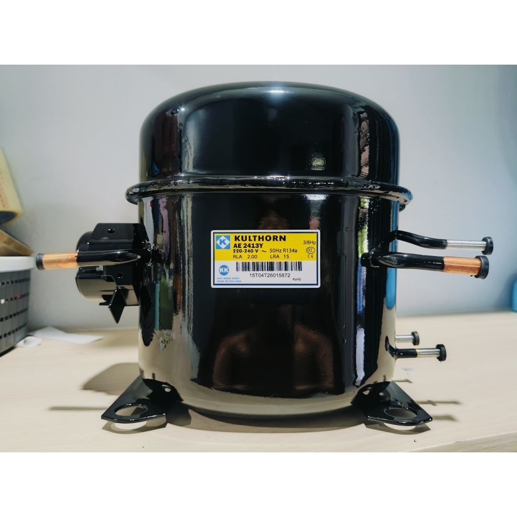 คอมตู้แช่ใหม่ (เก่าเก็บ) รุ่น AE2413Y ขนาด 3/8HP น้ำยา R134a  ( ไม่มีชุดสตาร์แถม +ลูกยาง +ฝาครอบ ) ส