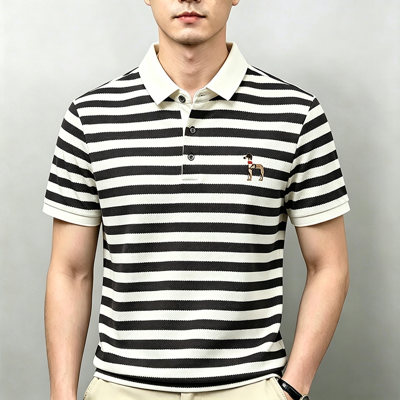 เสื้อโปโลลายทางสำหรับผู้ชายตัวนี้โดดเด่นด้วยลายปักรูปสุนัขสุดคลาสสิก ผลิตจากผ้าคุณภาพเยี่ยม