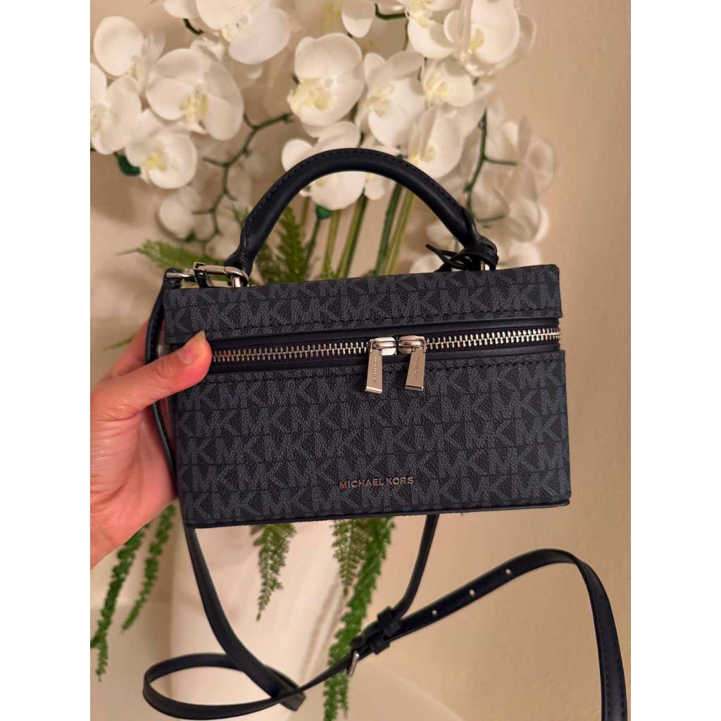 MICHAEL KORS กระเป๋าสะพายข้าง รุ่น Jana Extra-Small Signature Logo Convertible Crossbody Bag