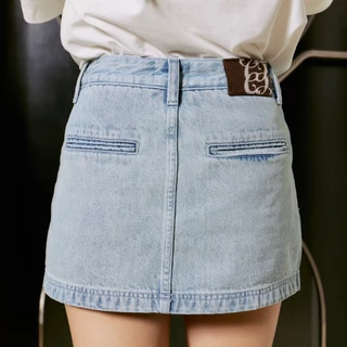 CHUUCHOP - Auburn Denim Skirt กระโปรงยีนส์เอวสูง ทรงสวยแมทช์ง่าย เก็บสัดส่วนได้ดี พร้อมซับกางเกง (C8610)