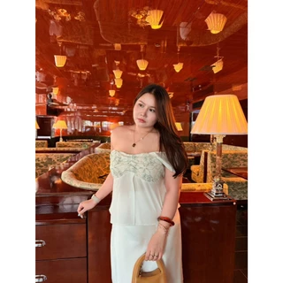 Serena Top 🤍✨ เสื้อเปิดไหล่ปาด แต่งลูกไม้ปัก (T0226) - Merryhouse