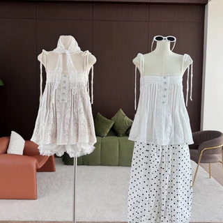 Amy cami : เสื้อสายเดี่ยวผูกไหล่ เย็บตีเกล็ดหน้า แต่งขอบลูกไม้ แต่งกระดุมหัวใจ เนื้อผ้าพิมพ์ลายนูน KN.Clothes