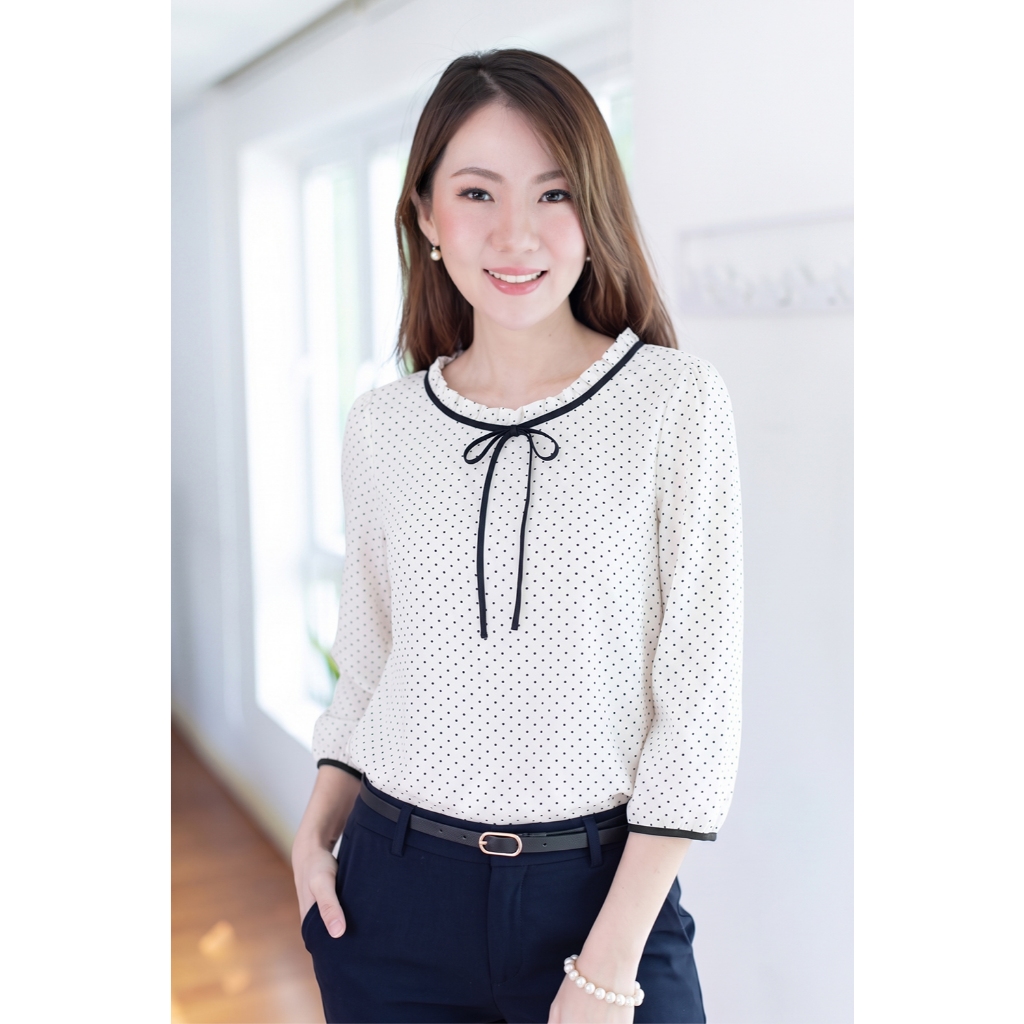 Narinari : MT4834 Ruff Collar Blouse เสื้อทำงาน แต่งโบว์ ลายกราฟิก
