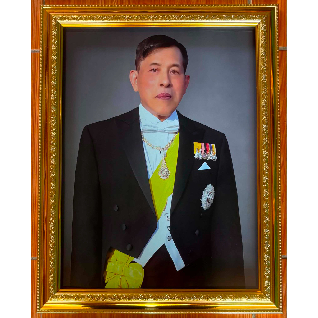 กรอบรูปสีทองพร้อมภาพมงคลรัชกาลที่10 ขนาด15×20นิ้ว
