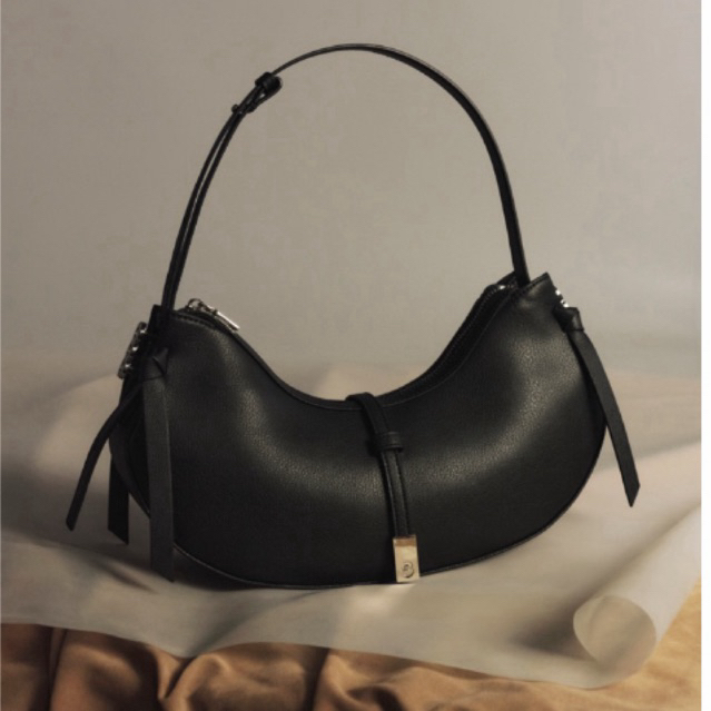 STUDIO UNKNOWN - (เฉพาะ สีดำ พร้อมส่ง 02/10) Sandar Shoulder Bag (4 colors) กระเป๋าหนัง Microfiber ปรับความยาวของสายได้