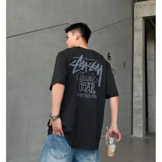 STUSSY CLASSIC GEAR TEE PIGMENT DYED เสื้อยืดแขนสั้นตัวอักษรผู้ชายครึ่งแขนสำหรับผู้ชายและผู้หญิง