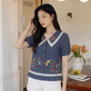 Glucoat | [A732/A810] เสื้อคอปกแขนจั๊มแต่งฉลุ ปักลายดอกไม้สีแดง ชายเสื้อแต่งระบาย กระดุมหน้าใช้งานได้จริง