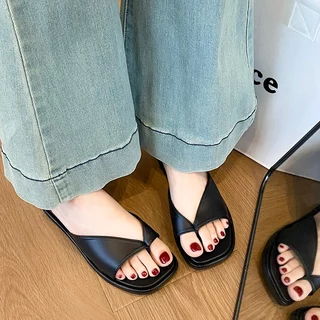 รองเท้าแตะผู้หญิงแบบเปิดนิ้ว สำหรับฤดูร้อน รุ่นใหม่ ใส่ออกนอกบ้าน รองเท้าแตะครึ่งแบบพื้นราบกันลื่น สไตล์สบายแบบชุดนิ้ว ร