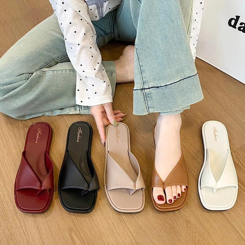 รองเท้าแตะผู้หญิงแบบเปิดนิ้ว สำหรับฤดูร้อน รุ่นใหม่ ใส่ออกนอกบ้าน รองเท้าแตะครึ่งแบบพื้นราบกันลื่น สไตล์สบายแบบชุดนิ้ว ร