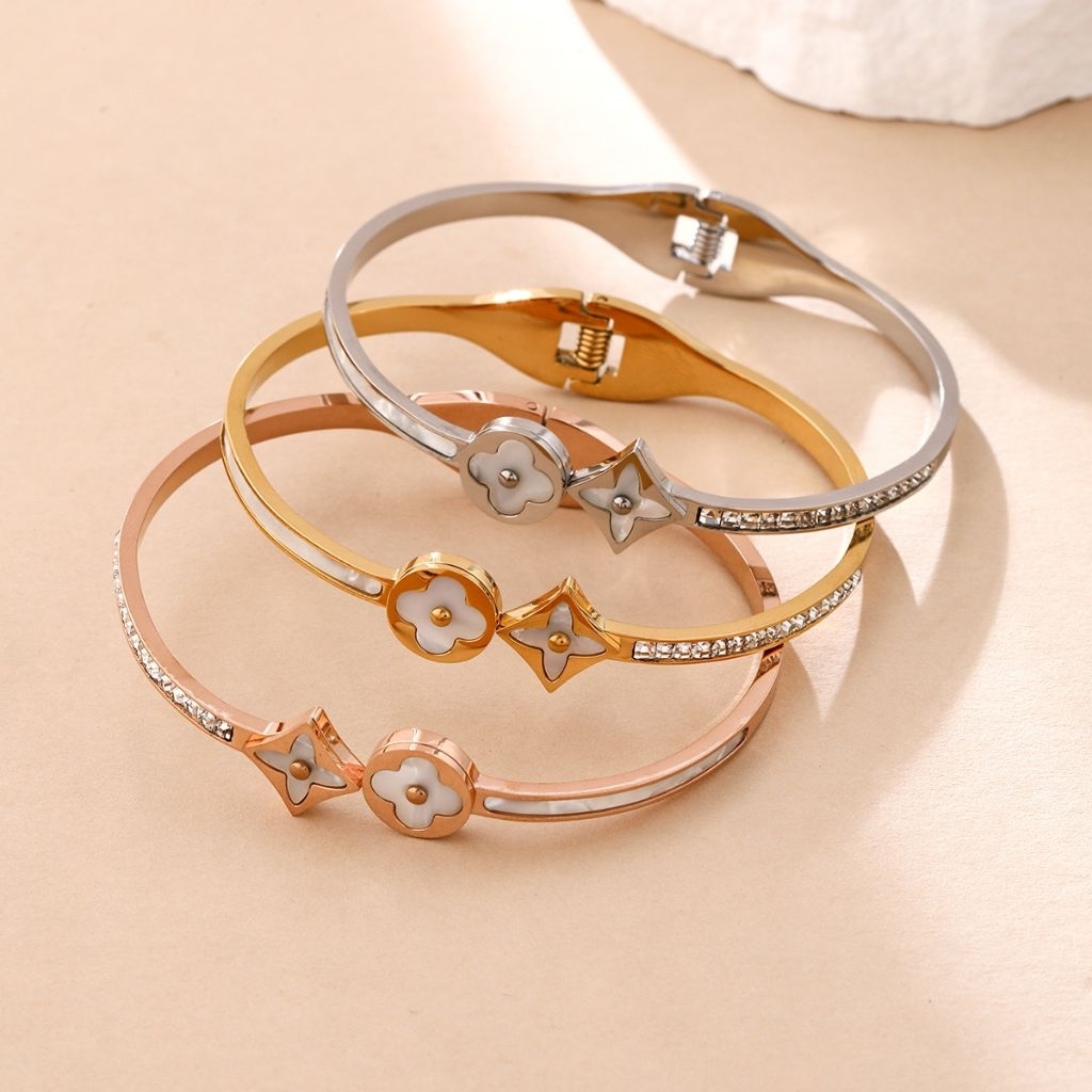 [พรีเมี่ยม] กำไลผู้หญิง มินิมอล เรียบหรู ไม่ลอก ไม่ดำ ใส่อาบน้ำได้ พร้อมส่งในไทย