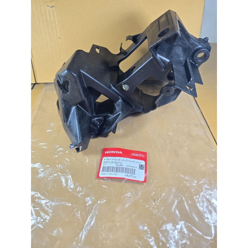 ขายึดฝาครอบข้างตัวถังด้านหน้า (ข้างขวา) PCX160 HONDA แท้เบิกศูนย์ รหัส 50311-K1Z-J10