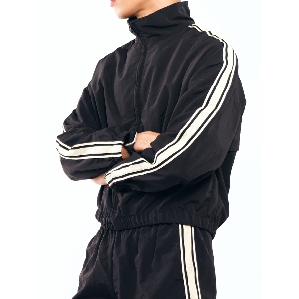 COMPOSE. - Nylon Track Jacket in Black | เสื้อแจ็กเก็ต ผ้าร่มไนล่อน สไตล์สปอร์ต สีดำ