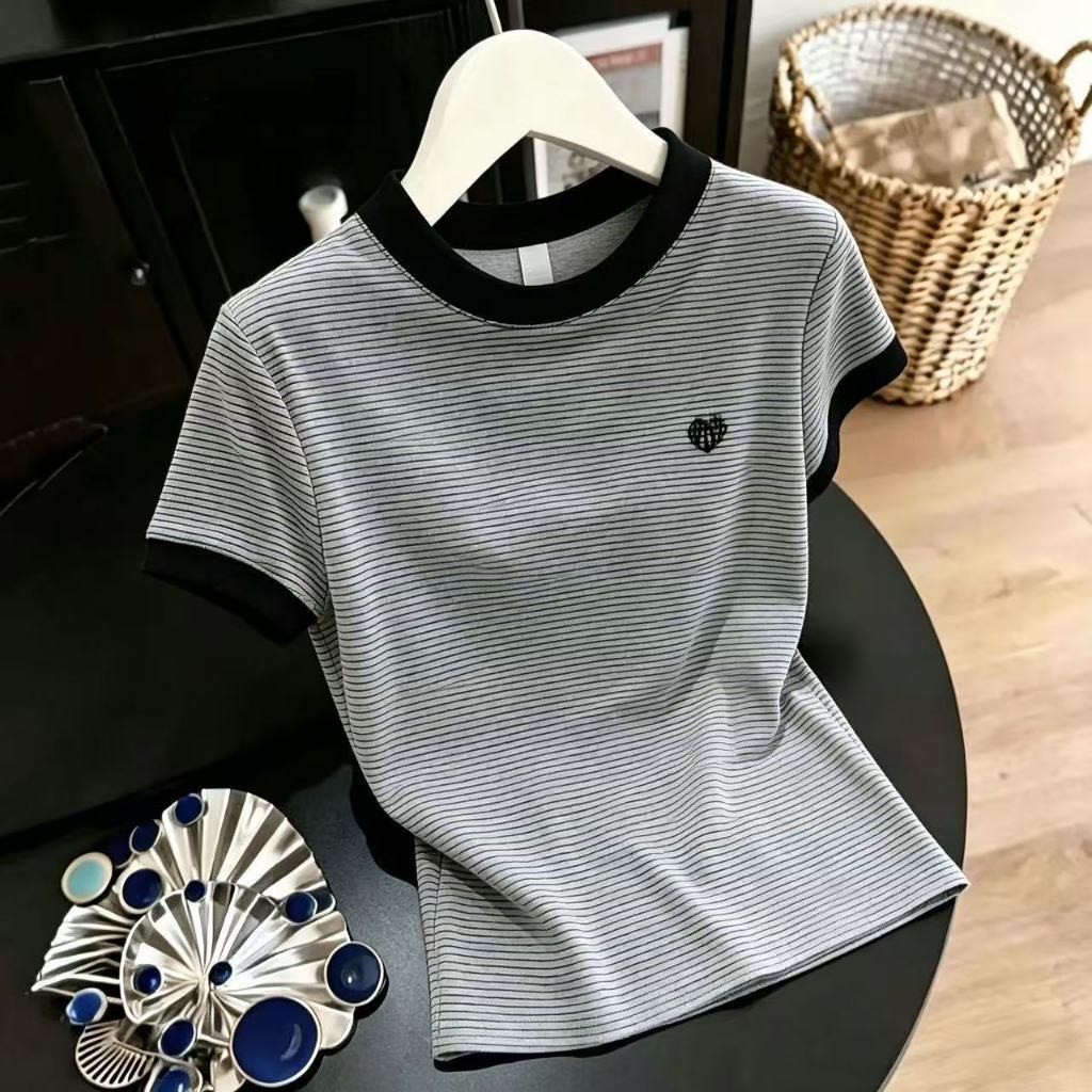 เสื้อยืดแขนสั้นผู้หญิง ดีไซน์ใหม่ล่าสุดสำหรับฤดูร้อนปี 2026 ลายหัวใจ ทรงทันสมัย ​​คอกลม ลายแถบสีตัดกัน สวมใส่สบายและอเนก