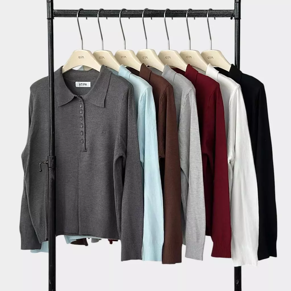 Atipashop - Regent Knit Polo เสื้อไหมพรม คอปกแขนยาว ดีเทลกระดุม ดีไซน์เรียบหรู ใส่ง่ายได้ทุกวัน