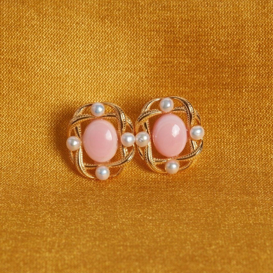 Vetiver.Pearl Vintage style of pink conch  and mini freshwater pearl earring