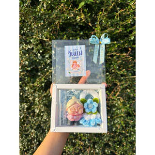 กล่องใส่เงิน 1 ใบ (ได้การ์ดวันแม่ทุกกล่อง) มาลัยเป็นเข็มกลัด มีทั้งแบบมีไฟและไม่มีไฟ เ