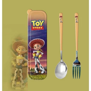 ชุดช้อนส้อมพกพาพร้อมกล่องเก็บ ลาย Toy Story มี 4 ลาย ราคา 119 บาท