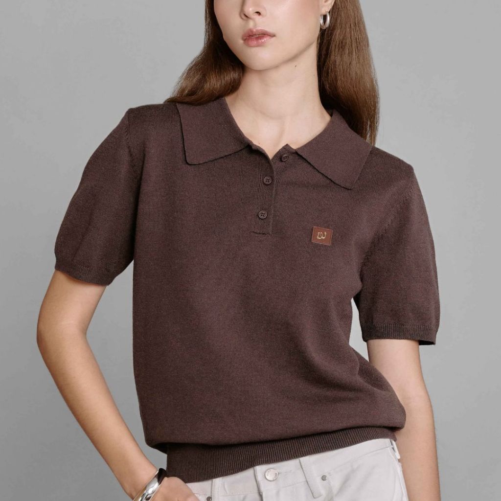 Withit Knitted Polo Shortsleeve With W Gold Leather Patch เสื้ือโปโลแขนสั้นปักโลโก้หนังวิทอิท - TPW08867