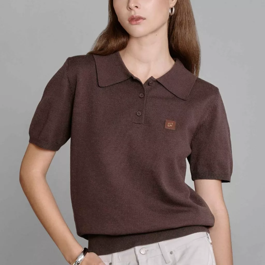 Withit Knitted Polo Shortsleeve With W Gold Leather Patch เสื้ือโปโลแขนสั้นปักโลโก้หนังวิทอิท - TPW08867
