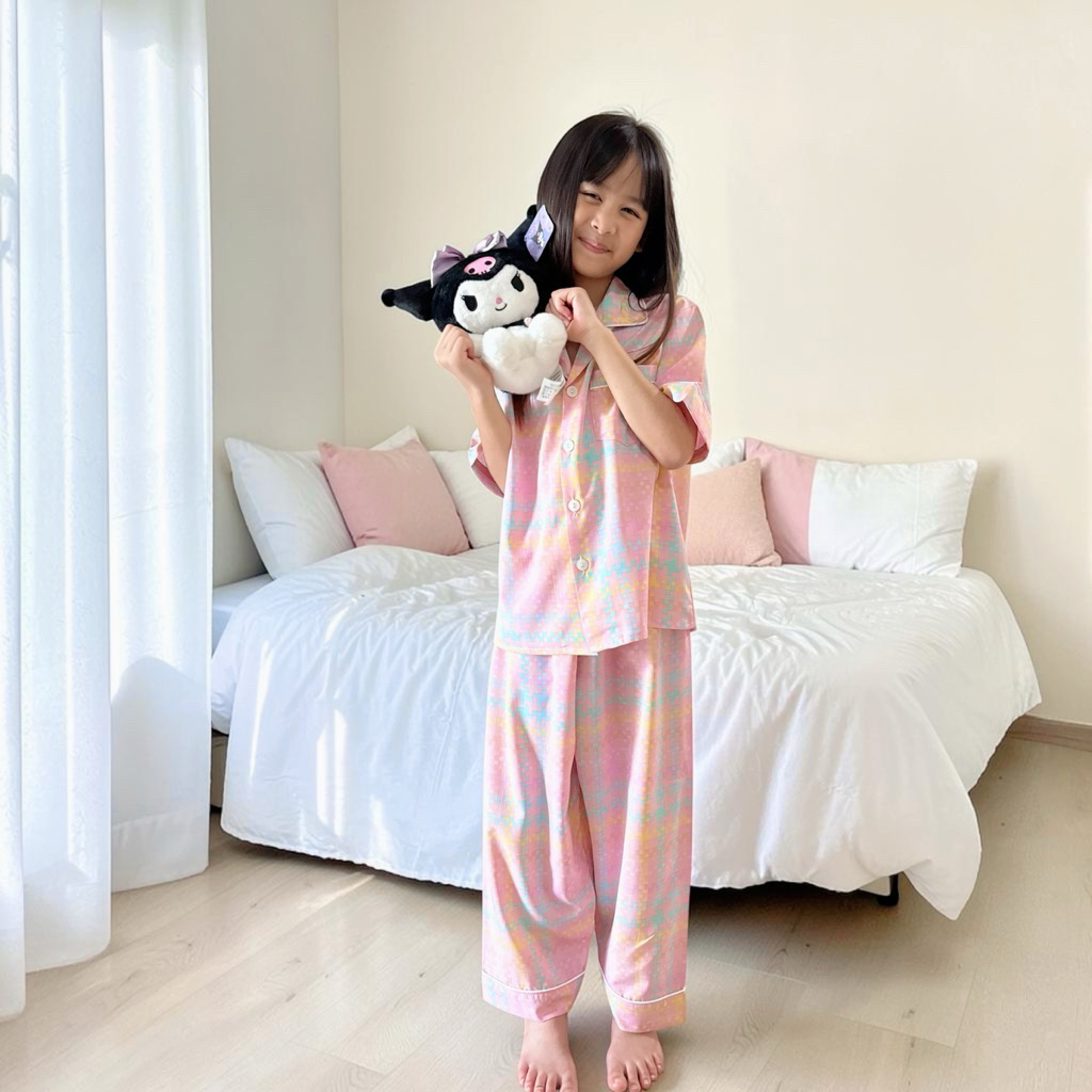 ชุดนอนเด็กผ้าไหมอิตาลีเกรดคุณภาพ สีชมพูSize L,XL(8-10ขวบ) เนื้อผ้าดีใส่สบาย ไม่คันไม่ระคายเคืองผิวเวลาสวมใส่