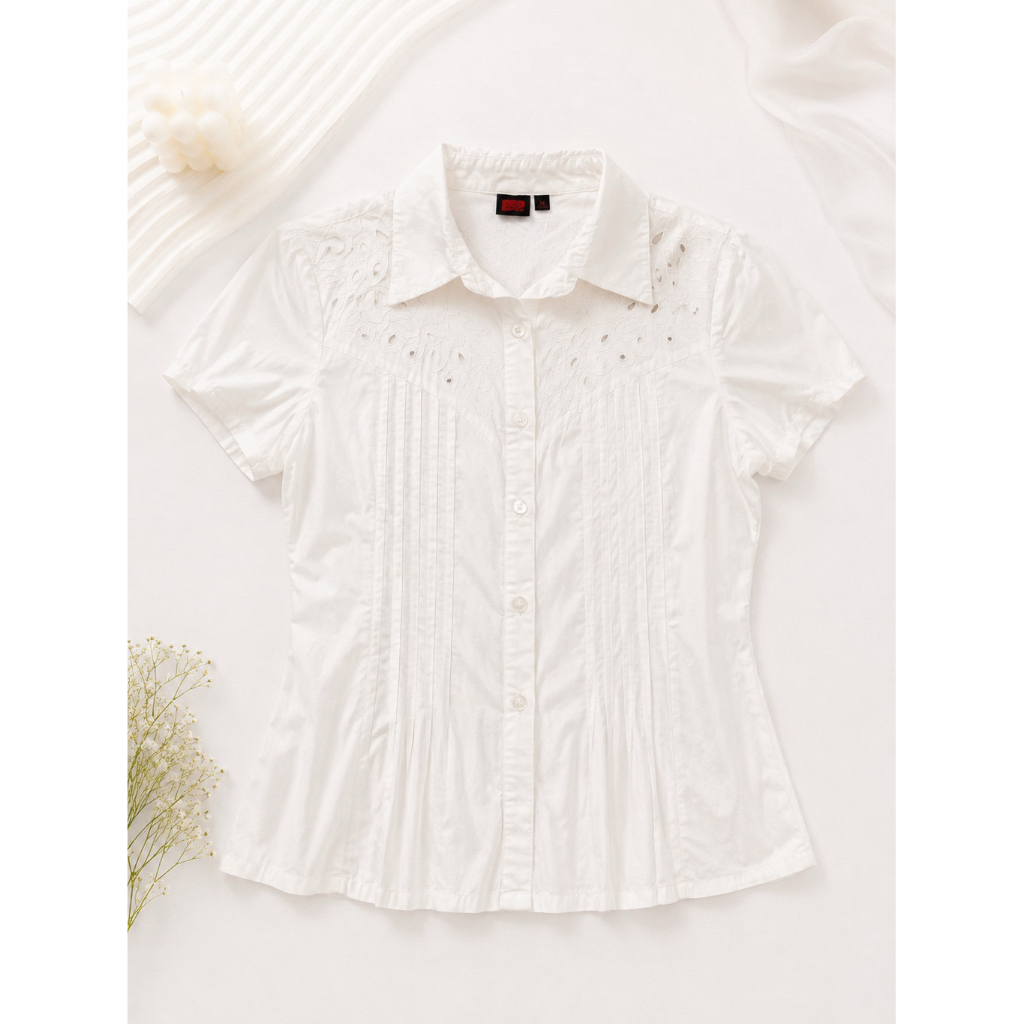 ( USED ) เสื้อเชิ้ตแขนสั้นคอปกปักลายลูกไม้แต่งเพชร โทนสีขาวครีม (Size M / 160/84A)