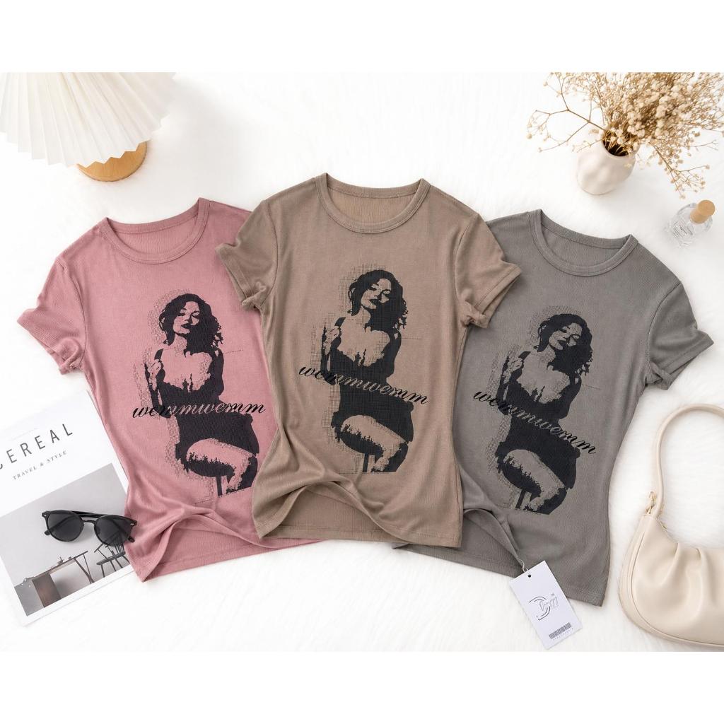 242-243-244 รุ่นSelene (เซลีน) เสื้อยืดกราฟิกที่ผสานความเรียบง่ายเข้ากับความเท่อย่างลงตัว ผลิตจากผ้าร่องเนื้อนุ่ม