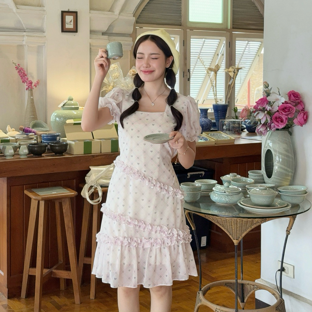 Jelly dress เดรสคอเหลี่ยม แขนตุ๊กตา ดีเทลน่ารัก แต่งระบาย มีสายปรับเอว ( ตัดสั้นไม่ได้)