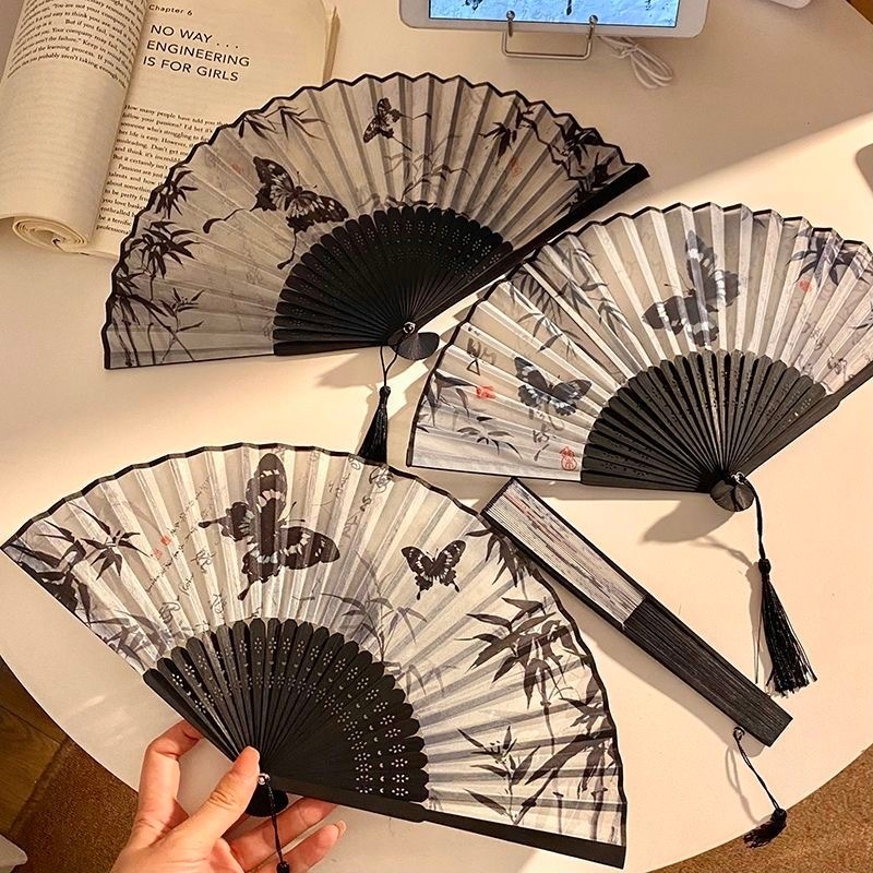 พัดโบราณสไตล์จีนด้ามจิ้วไม้ไผ่ ขนาด 8 นิ้ว พับเก็บง่าย มีพู่ห้อยสวย มีหลายแบบให้เลือกใช้งาน