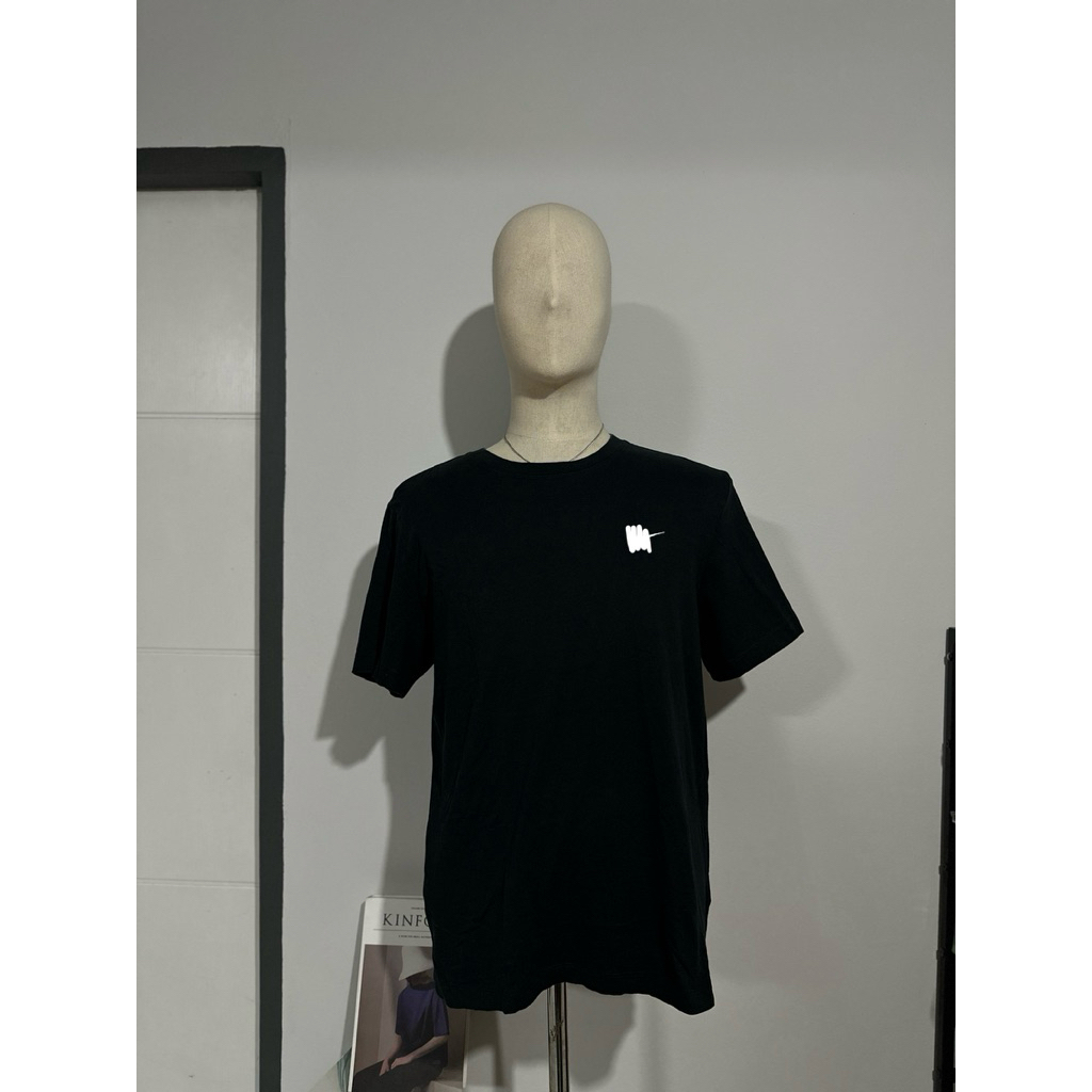 Used 🖤เสื้อยืดคอกลมสีดำ ปักอกโลโก้เล็ก งานป้ายช็อปแท้ สภาพใช้งานมีตำหนิ อก 40 (BV0508-010)