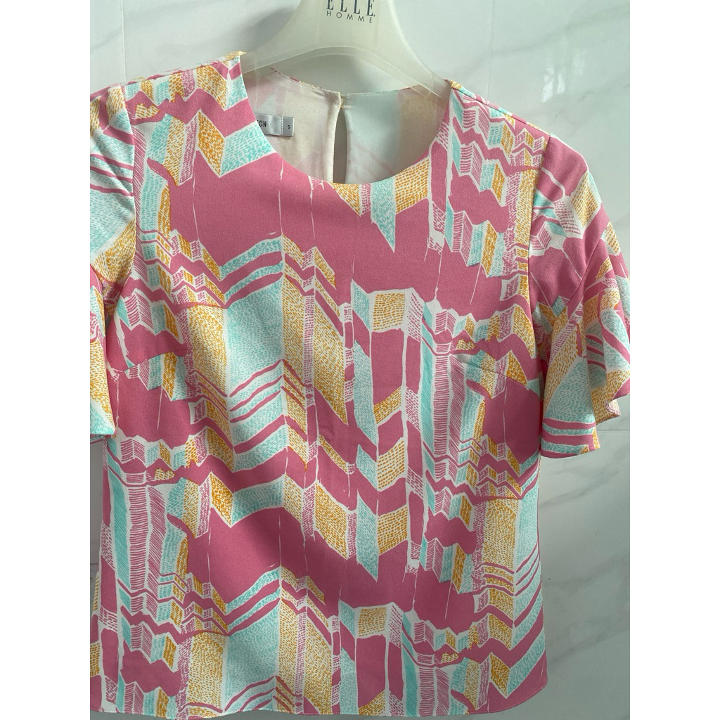 Boutonเสื้อเบลาส์ลายกราฟฟิค