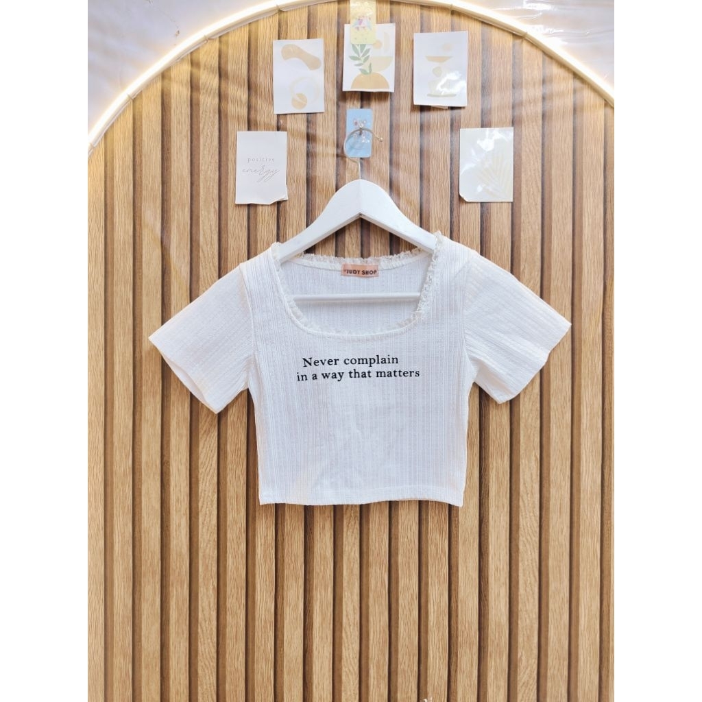 เสื้อครอปคอเหลี่ยมป้าย judy shop แต่งขอบลูกไม้ซื้อมา199.-