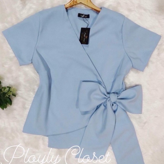 PLOYLY CLOSET | Arielle Bow (สีฟ้า)  เสื้อผูกโบว์ด้านข้าง คอวี สีสวยสุภาพ ใส่งานแต่ง เสื้อใส่วันแม่