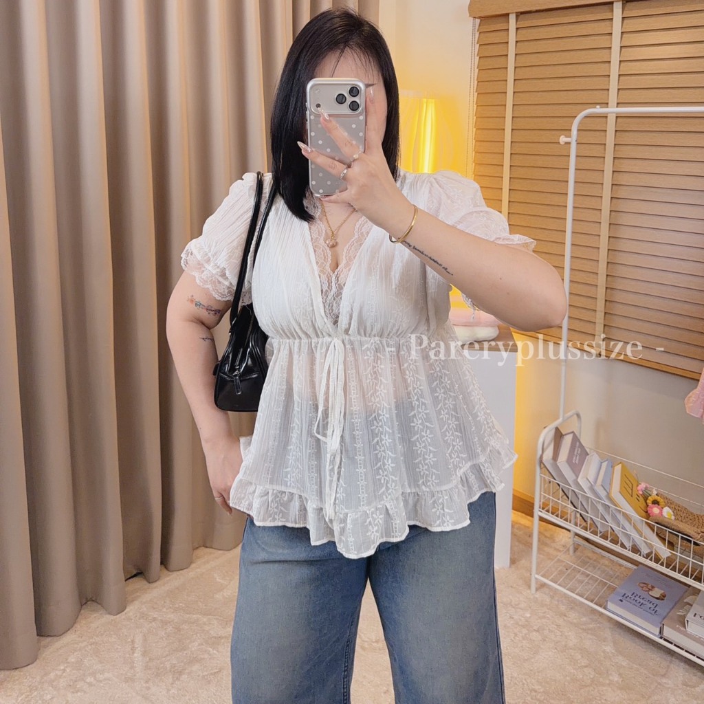 < รุ่นก้อนเมฆ > เสื้อแขนตุ๊กตาผ้าโรซี่ฉลุคอวีแต่งลูกไม้ชายระบาย สาวอวบ อก 38-50 นิ้ว รุ่นT45