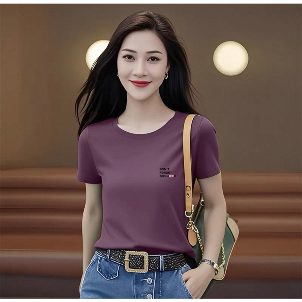 เสื้อยืดแขนสั้นสำหรับผู้หญิง: เสื้อสีพื้นดีไซน์เรียบหรูพร้อมลายตัวอักษรสุดเก๋ สวมใส่ได้หลากหลายโอกาส ทั้งลุคทำงานและลุคส