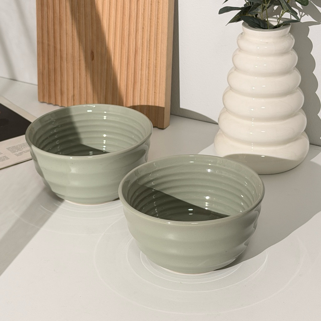 Goodsceramics ชามเซรามิกสีเขียวพาสเทล(Sage Green Ribbed Ceramic Bowls) ดีไซน์ลอนคลื่นรอบตัวชาม ผิวสัมผัสเคลือบมันเงา