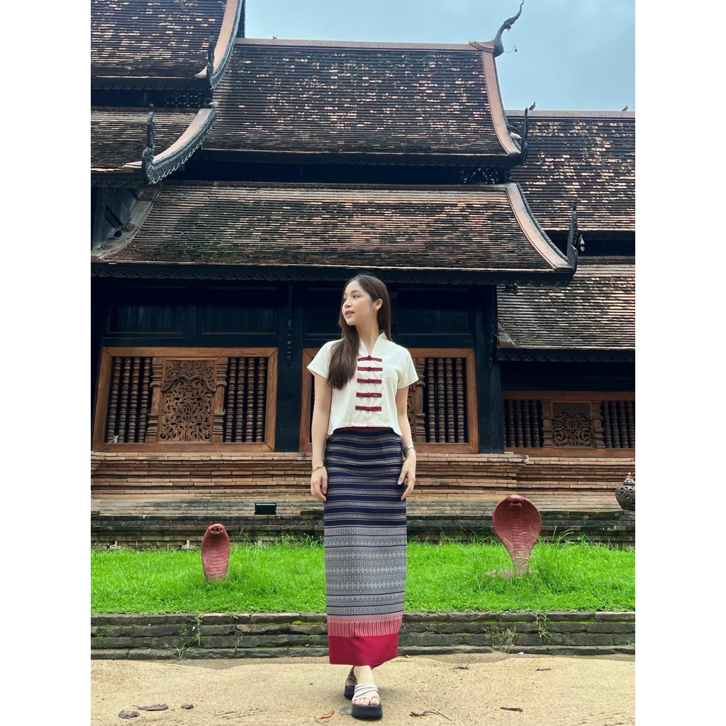 ชุดพื้นเมืองสไตล์ล้านนา (เสื้อคอวี+ผ้าถุงทอยกดอกอัดกาว)