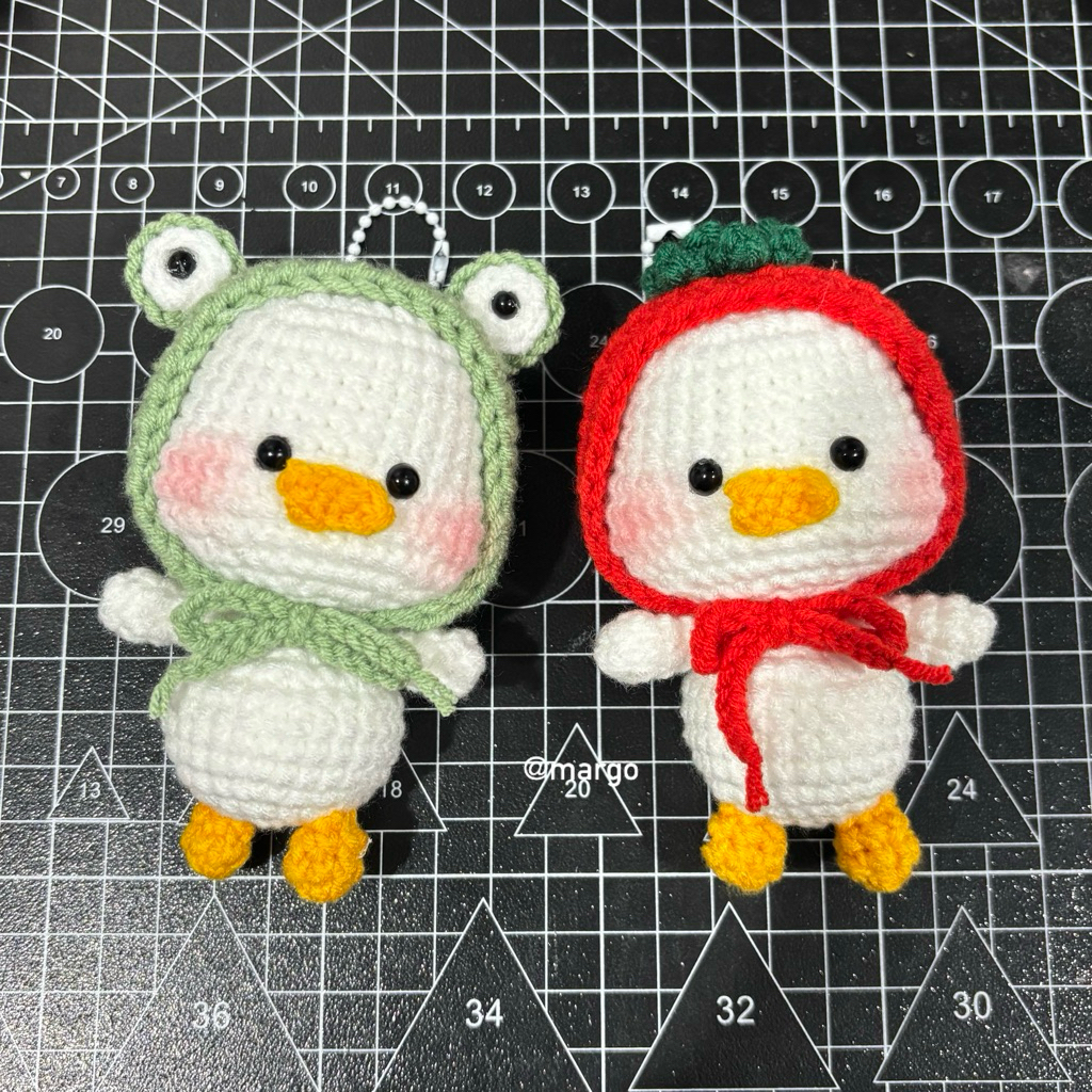 Duck Keychain พวงกุญแจน้องเป็ดใส่หมวกกบ หมวกมะเขือเทศ