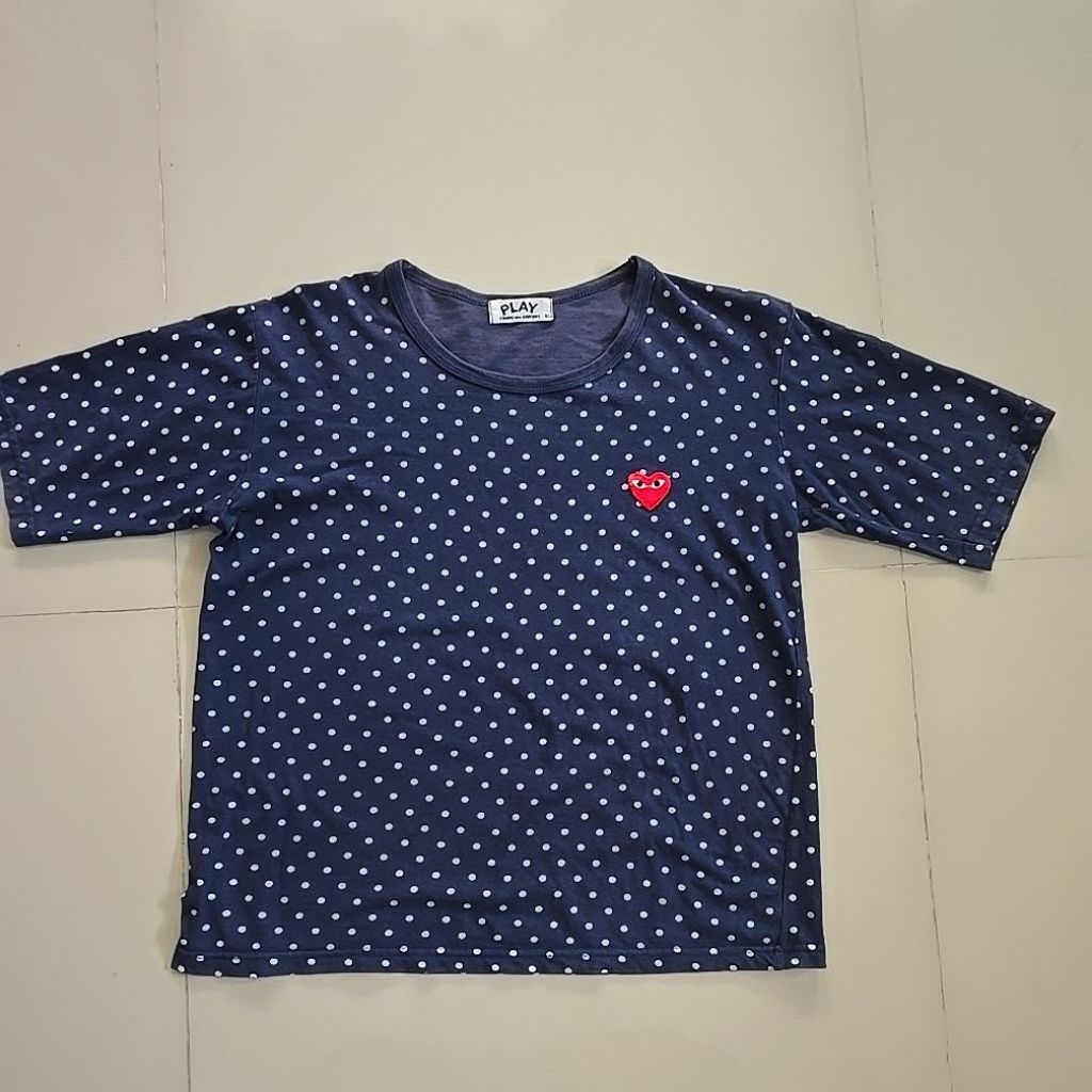 PLAY COMME des GARÇONS  เสื้อแขนสั้นลายจุดสีน้ำเงินเข้ม/กรมท่า ปักลายหัวใจตาสีแดงอันเป็นเอกลักษณ์