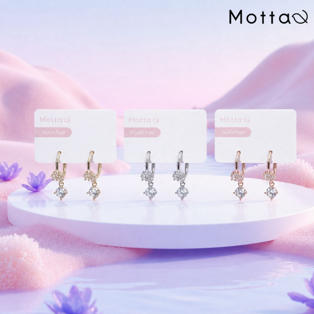 Motta Earring ต่างหูห่วงมีจี้ชุบทองคำขาว จี้ดอกไม้ห้อยเพชรเม็ดชู