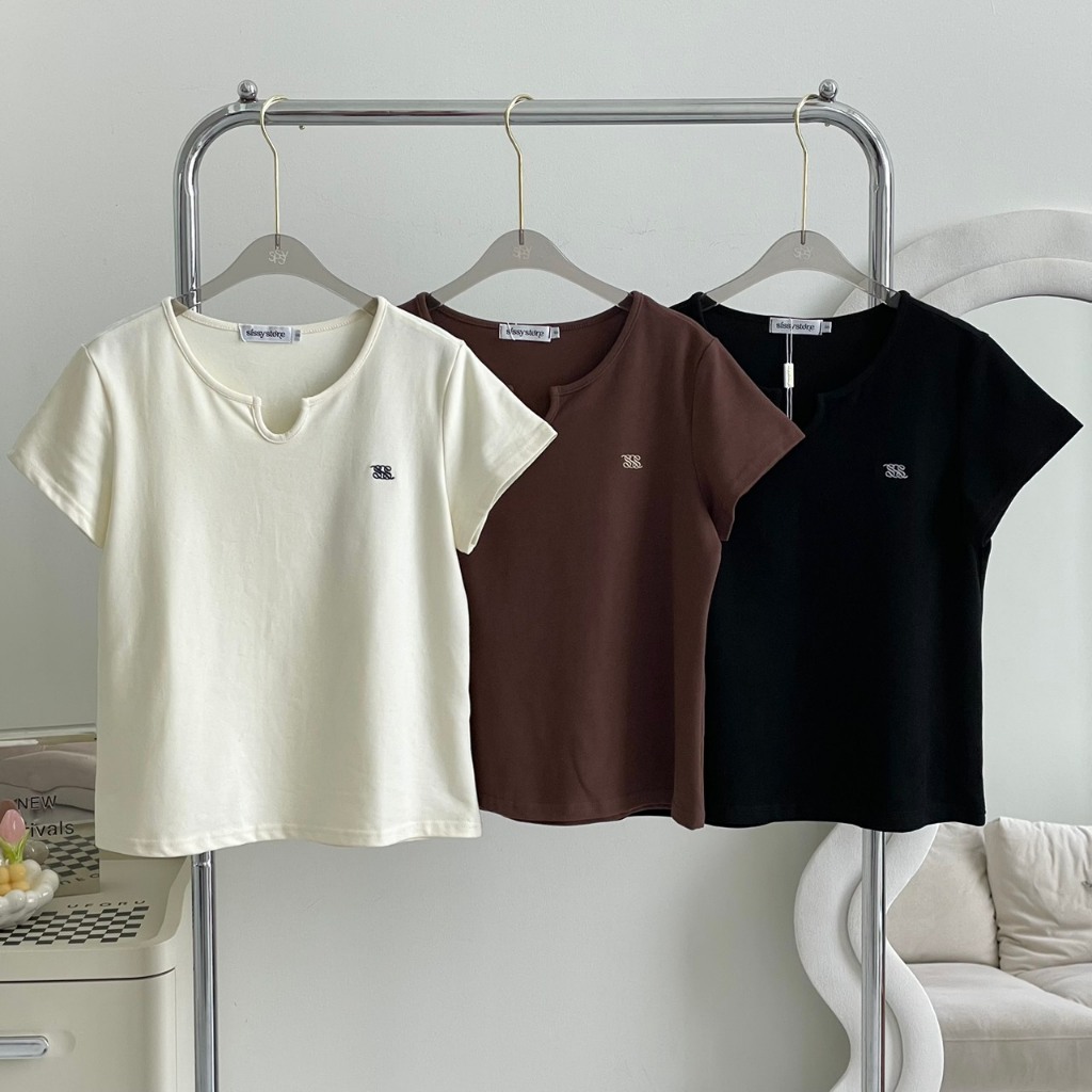 SISSY : เสื้อยืดคอเว้าหยดน้ำแขนสั้น (S-XXL) ปักโลโก้ ผ้านุ่มยืด ทรงสวย ใส่สบาย