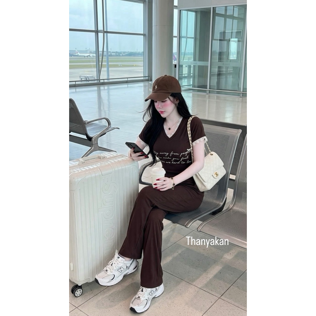 ตัวนี้ให้ลุค ความเท่ห์ เซทขึ้นเครื่อง ขึ้นเขา วันชิลล์ๆหยิบใส่ไม่เบื่อ แต่งด้วยอะไหล่มุก #ผ้าไหมพรมเด้ง ( มี 2ไซส์ค้าบ )