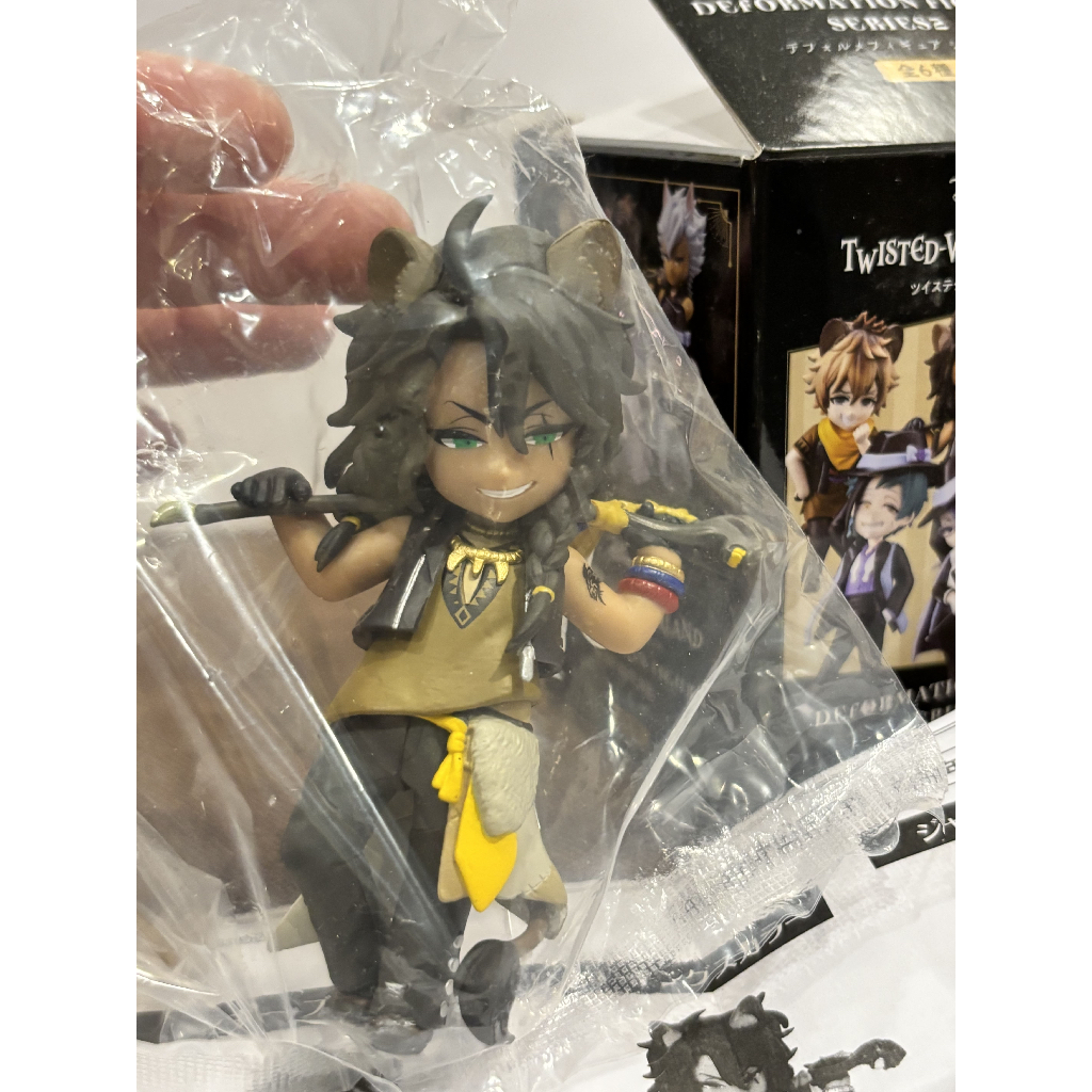 ฟิกเกอร์ในภาพคือ Leona Kingscholar จากซีรีส์ Disney Twisted-Wonderland โดยเป็นสินค้าแท้ในไลน์ Deform