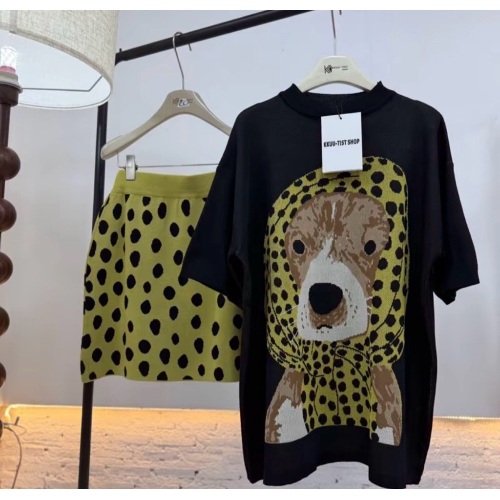 ชุดเซทเสื้อโอเวอร์ไซส์กับกระโปรงผ้าไหมพรหมหนา