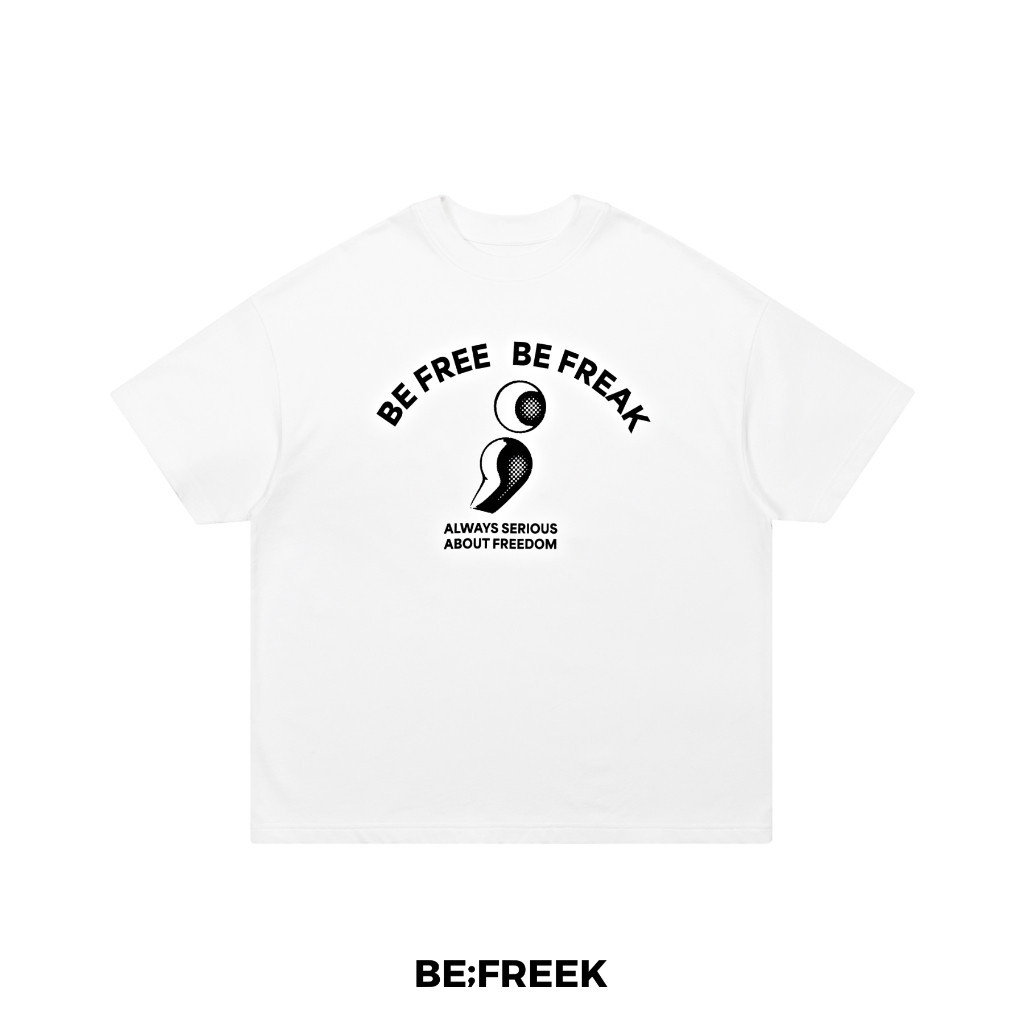 BE;FREEK เสื้อยืดสกรีนโลโก้ดำ SEMICOLON FREEDOM I ทรง OVERSIZE สีขาว SEMICOLON FREEDOM I OVERSIZE BLACK LOGO T-SHIRT