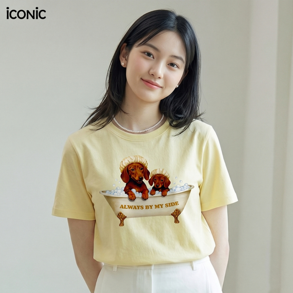 iCONiC MY SIDE T-SHIRT #20624 เสื้อยืด สีครีม พิมพ์ลาย สุนัข ดัชชุนด์