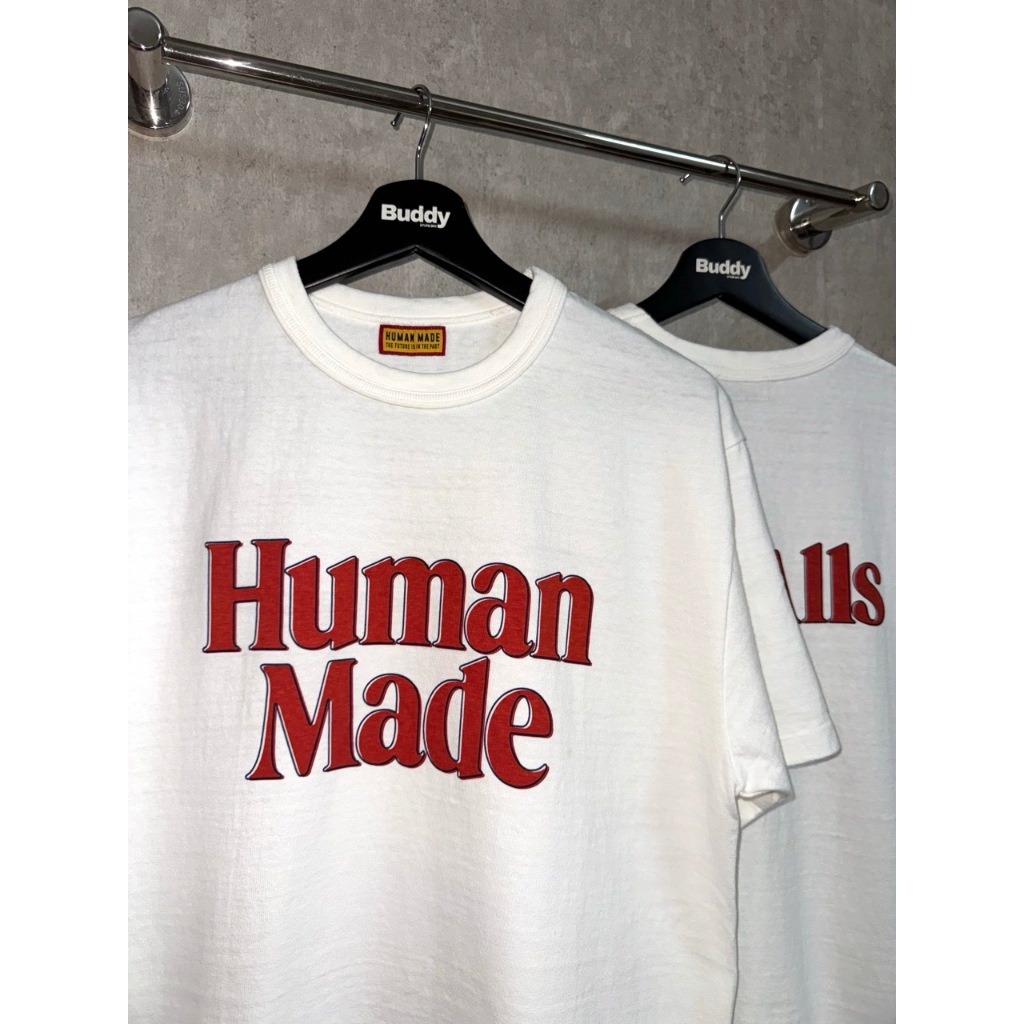 HUMAN MADE GRAPHIC T-SHIRT | เสื้อยืดลายโลโก้ตัวอักษรคลาสสิก (สีขาว)