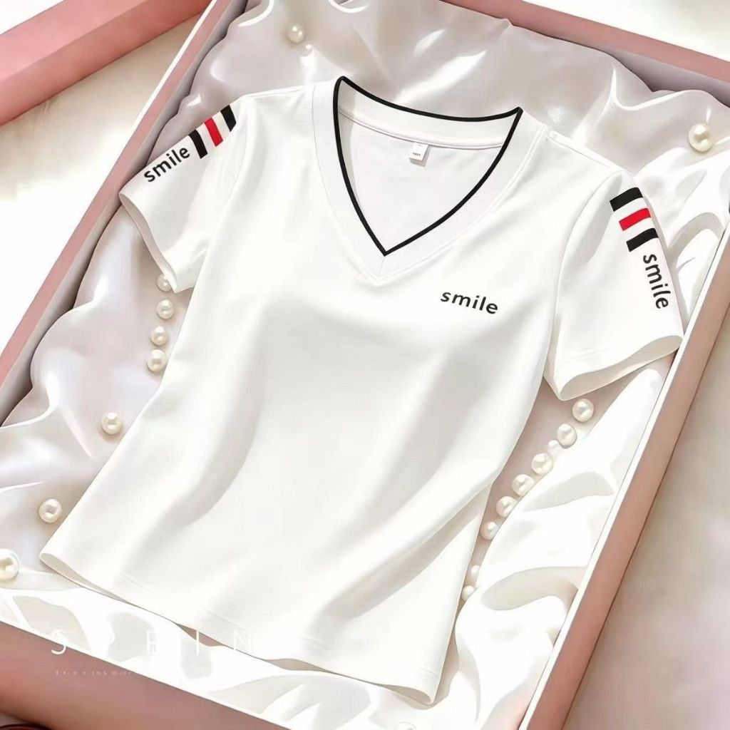 เสื้อยืดแขนสั้นสำหรับผู้หญิงรับซัมเมอร์: โดดเด่นด้วยสไตล์ที่เป็นเอกลักษณ์และมีระดับ ผสานลวดลายตัวอักษรและลูกเล่นการตัดกั