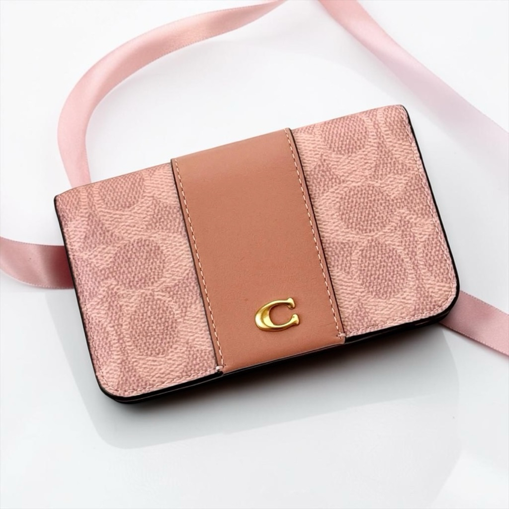 COACH Shop กระเป๋าใส่บัตร รุ่น essential slim card case in signature canvas