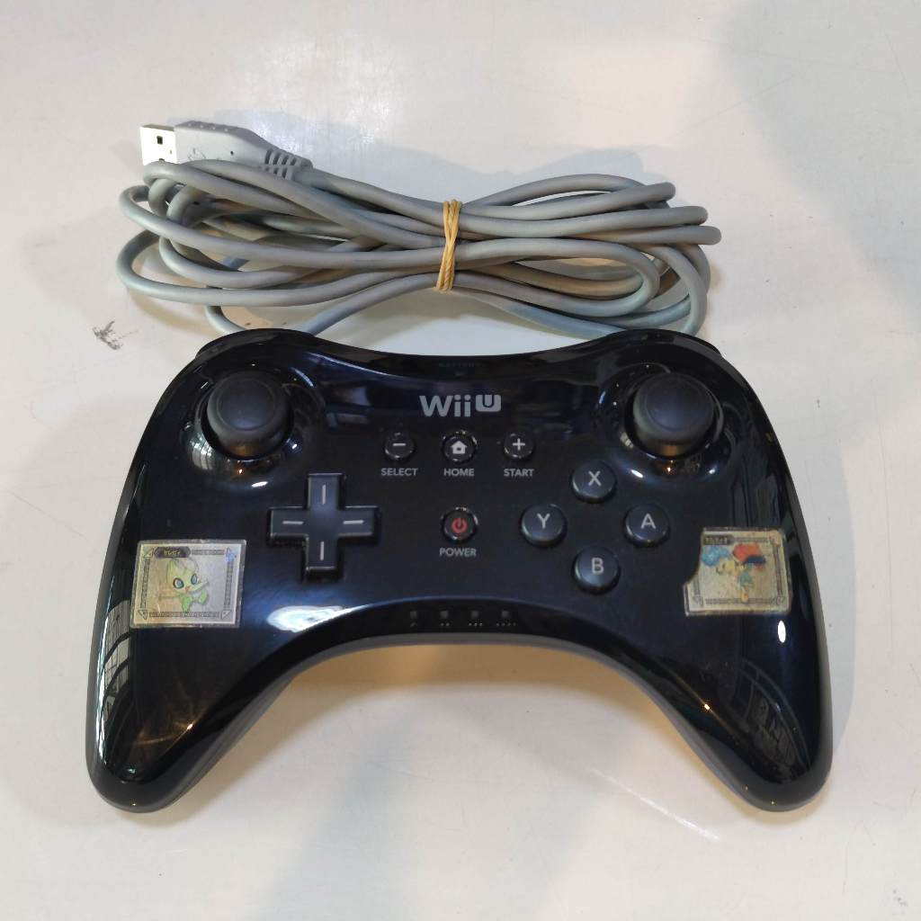 Nintendo Wii U Pro Controller สีดำ มีสติกเกอร์แปะ มีสาย USB มาด้วย เทสแล้ว ใช้งานได้ปกติ จอยมีสติกเก