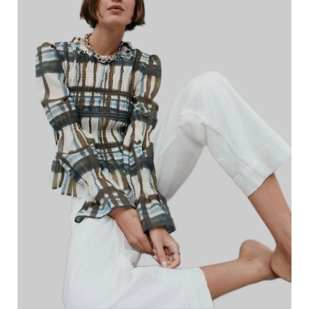 NEX.. REGULAR FIT SHEER SMOCKED LONG SLEEVEเสื้อแขนยาวทรงเรกูลาร์ฟิต ผ้าชีฟองซีทรู จับจีบสม็อคหรูหราแมตช์ง่าย สีลายเขียว